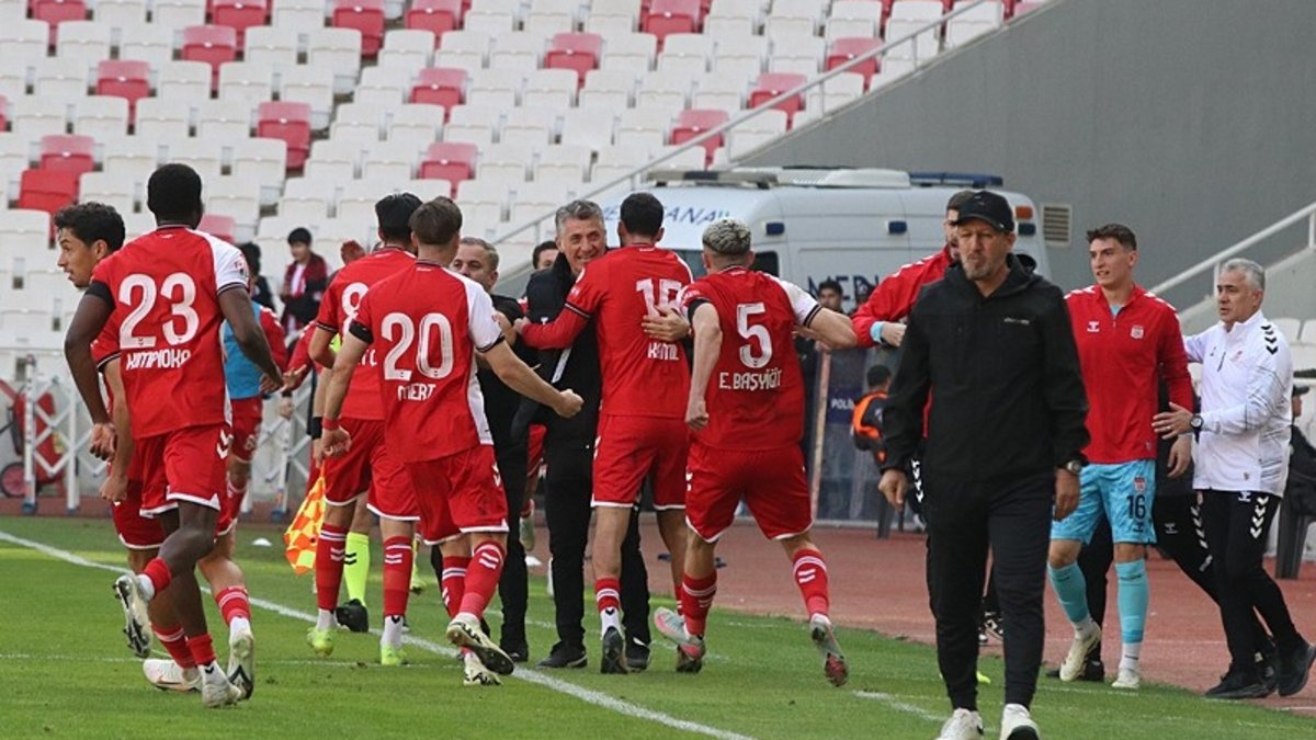 Sivasspor, Manisa FK’yi 10 kişiyle 3-2 mağlup etti Sivasspor, Manisa FK’yi 10 kişiyle 3-2 mağlup etti